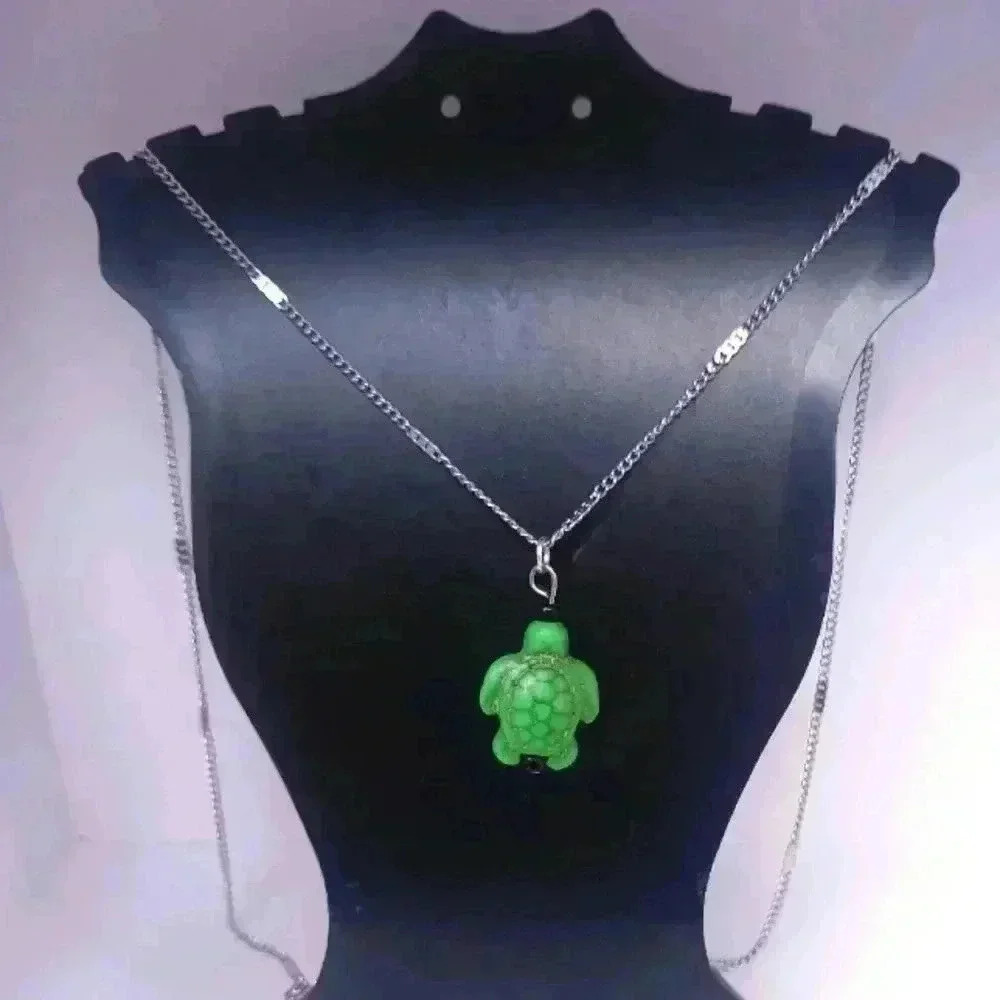 Howlite Turquoise Turtle Necklace - Picture 2 of 3
